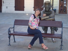 Elenka and the shoeless bronze soldier
