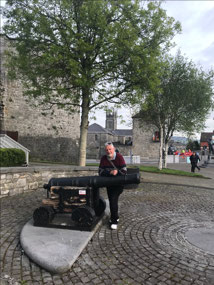 Kel reposing on one of the canons