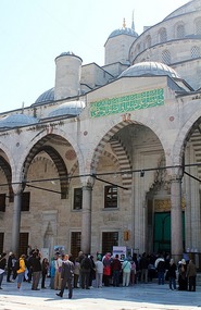 Waiting in queue in Blue Mosque courtyard