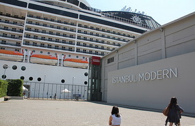 Istanbul Modern and cruise ship