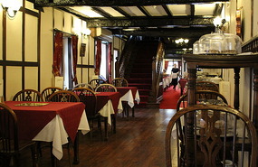 In De Grey's Tearooms
