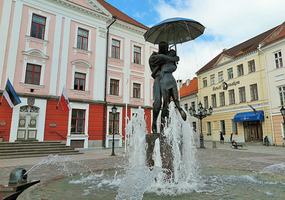 Kissing Students Fountain, Tartu