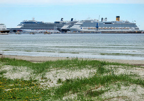 Cruise liners banked up in port
