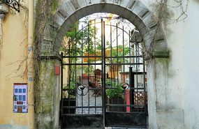 Balthasar Garlic Restaurant courtyard 