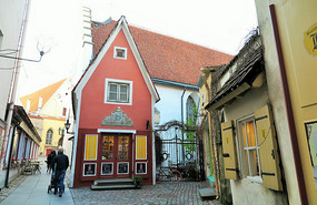 Walking down Saiakang (or Bakery) Passage