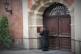 Putting up notices at St Jacob's