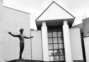 Man statue near Art Gallery