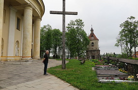 Bob at Holy Trinity Church, Suderve