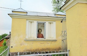 Face at window, Holy Trinity Church, Suderve