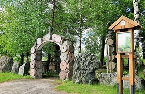 Millstone gate at Svenčiuliškis Cemetery