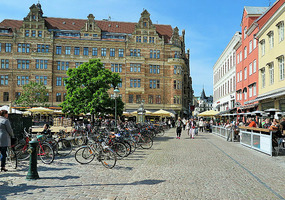 Outdoor dining in Liila Torg