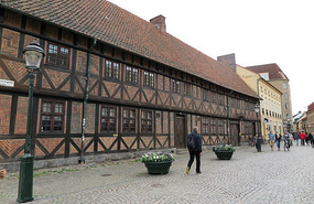 Another old building by Lilla Torg