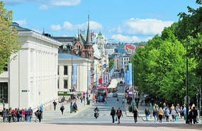 Looking down other end Karl Johans gate