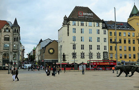 Looking up Karl Johans Gate
