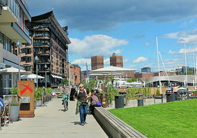 Walking along esplanade of Aker Brygge