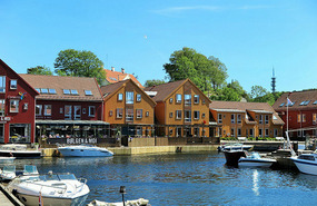 Outdoor dining near the fish market