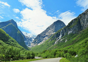On the way to the glacier