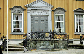 Front door, Royal residence