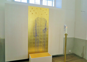 This has a fine net coat in front of the gold