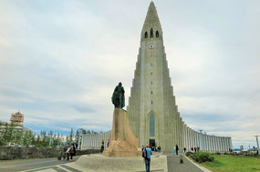 Hallgrimskirkja and Viking statue