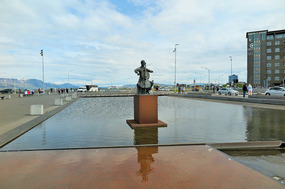 Statue of cellist outside Harpa