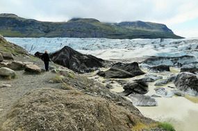 Icebergs by the glacier