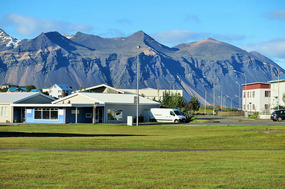 Hofn near the mountains