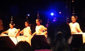 The bottle-dancing girls, Encarnacion