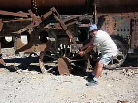 TP tries to steal a bit, Train graveyard Uyuni