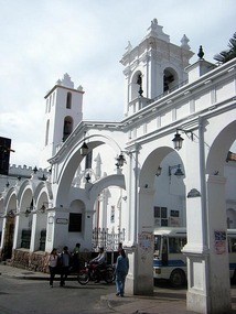 Iglesia San Francisco & gateway