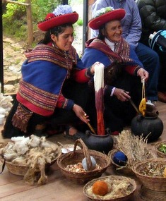 Chinchero women demonstrate natural dyes