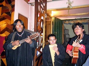 Wandering entertainers at Chez Maggy