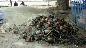 Mending the nets, Taganga
