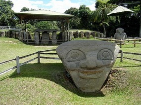 San Agustin statues