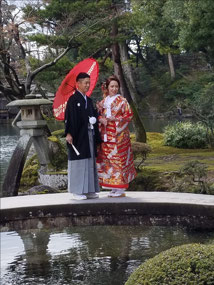 Engaged couple in Kenrokuen Garden