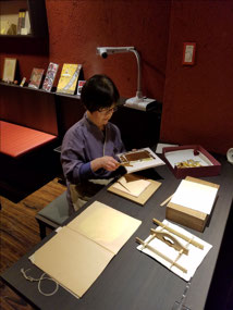 Trimming and stacking the gold leaf