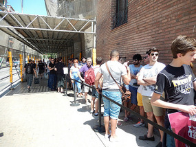 Waiting... over an hour to get in. Where is Nelly?