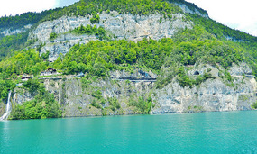See the sights by car or boat !