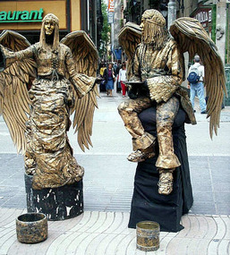 Live Statues everywhere!
