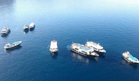 LOCAL SANTORINI TENDERS GET READY TO TAKE US IN.