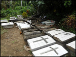 cimetière sur la route a demi asphaltée