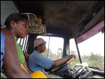 le chauffeur du camion brousse