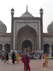 Jayna in her fetching red robe at Jama Masjid