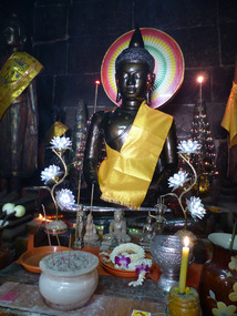 Wat Ounalom and Buddha's eyebrow hair temple