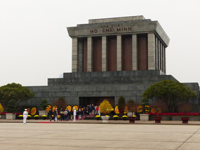 Crowds going into Ho Chi Minh's Mausoleum