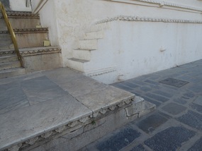 Royal dis-mount platforms