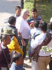 Tourist mobbed by souvenir vendors