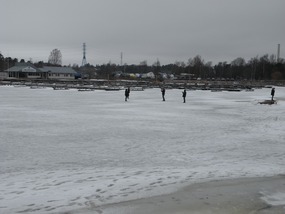 PEOPLE FROM BUS ON ICE