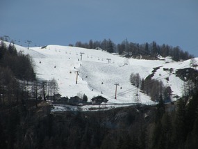SKIERS ABOVE COURMAYEUR