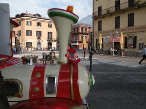 RED TED RIDES THE TRAIN TO LENNO